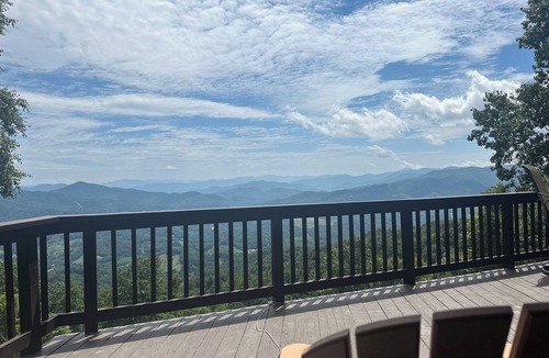 Clyde Cabin | 3bd, 2ba, Smoky Mountain cabin: bathed in forests, blessed with views