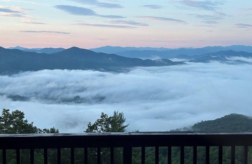 Clyde Cabin | 3bd, 2ba, Smoky Mountain cabin: bathed in forests, blessed with views
