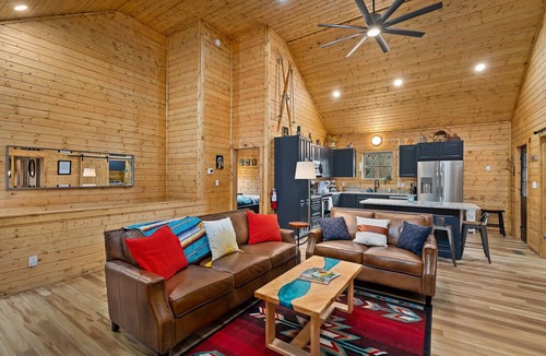 Sevierville Cabin | 3BR/3BA - 3 STEPS TO FRONT DOOR. Convention Center 1mi, 15min to Dollywood
