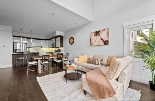 Sunalta House | 3BR | Garage | DT Views | Central | Lux Townhome