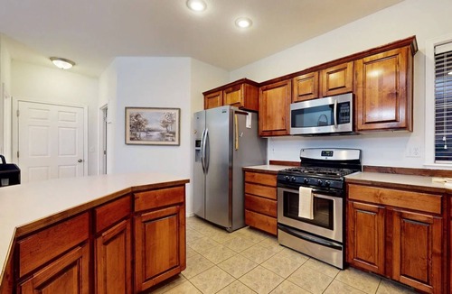 Redmond House | 3BR home with yard, patio, WiFi, fireplace