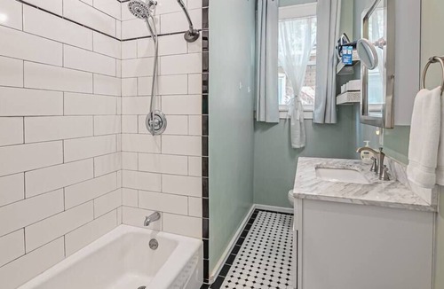 Midtown House | 3BR Timeless Southern Charm | Prvt backyard |: 1 miles toMed Ctr