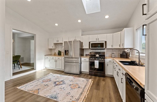 Georgetown House | 3min to UND | Firepit, Pingpong & Game Nights