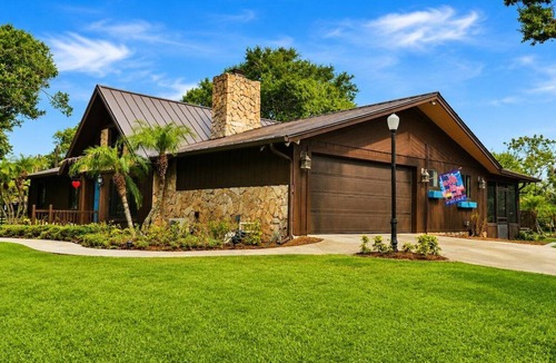 Tropic House | 4-Acre Retreat w/Game Room, Fire Pit & Ponds