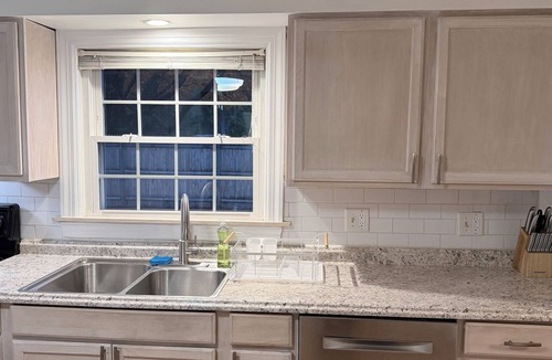Edgewood House | 4-bdrm apt, quite, peaceful neighborhood.