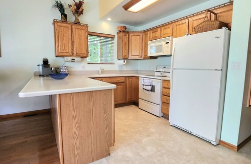 Lupton Cottage | 4 bedroom, 3 ful bath Lakefront cottage Pet friendly
