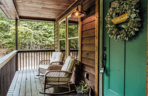 Ellijay Cabin | 4-bedroom cabin in enchanting Ellijay with WiFi, AC. Book now