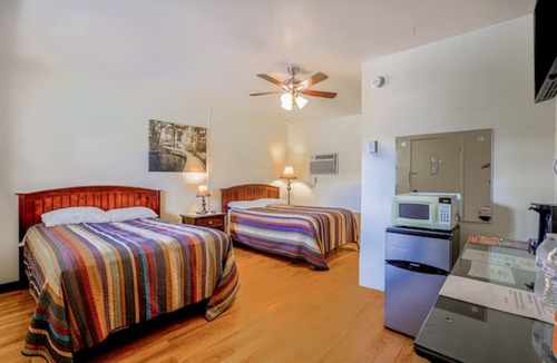 Short Creek Hotel | 4 Double-Bed Rooms Near Harrison Forest Activities | Free Onsite Parking