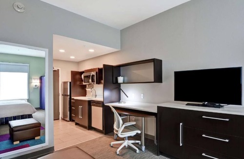 Ferry Pass Hotel | 4 Family-friendly Units! Pool, Free Parking, Short Drive to Pensacola Beach