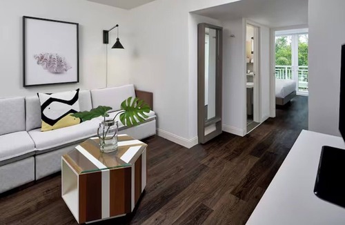 Rock Harbor Resort | 4 Junior Suite in Coconut Wing w/Resort Views