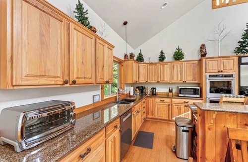 Zigzag Cabin | 4 King Beds + Hot Tub + Game Room Sleeps 12