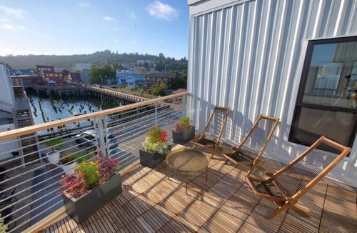 Astoria Hotel | 4 Luxe Trolley View King Room at Bowline Hotel, Pet-friendly