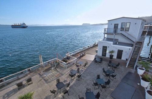 Astoria Hotel | 4 Luxe Trolley View King Room at Bowline Hotel, Pet-friendly