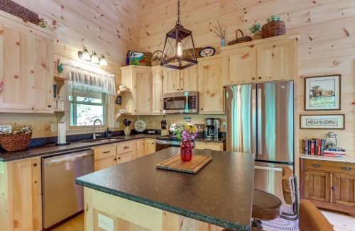 Cherry Log House | 4 Mi to Fall Branch Falls: Peaceful Cabin w/Deck