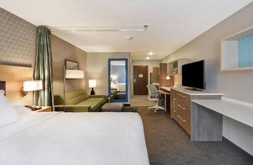 Alpine Center Hotel | 4 Sleek Studio near Downtown Grand Rapids | Daily Hot Breakfast & Free Parking