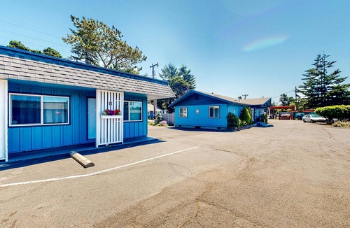 Bandon Apartment | 4 Studios walkable to downtown, Dog Friendly, WiFi