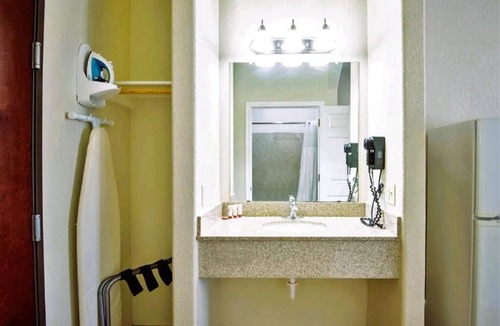 Clute Hotel | 4 Value-Driven Rooms Stay Perfect for Exploring Texas Attractions