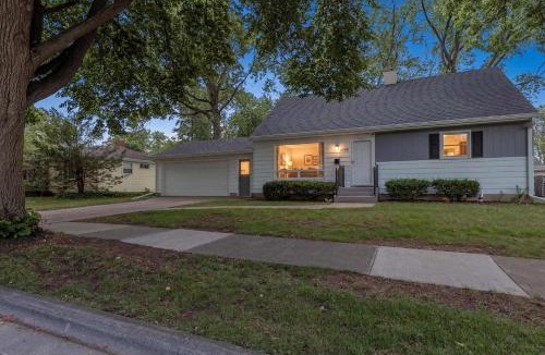Green Bay House | 4BR 2BA Dog Friendly 3 Kings Walk to Lambeau
