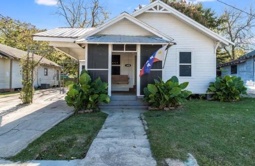 Freetown - Port Rico House | 4BR Downtown Lafayette-Garden Parking Walk to Arts District