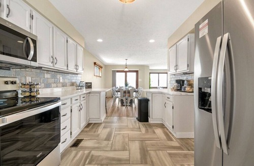 North Webster House | 4BR Lakefront · Pier · Game Room · Sleeps 16+