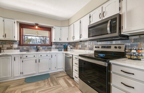 North Webster House | 4BR Lakefront · Pier · Game Room · Sleeps 16+