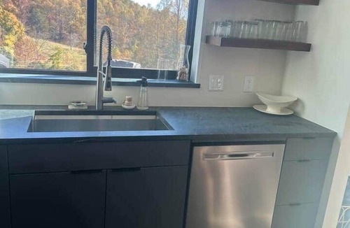 Haywood House | 4TreesVA: Old Rag Mountain Retreat