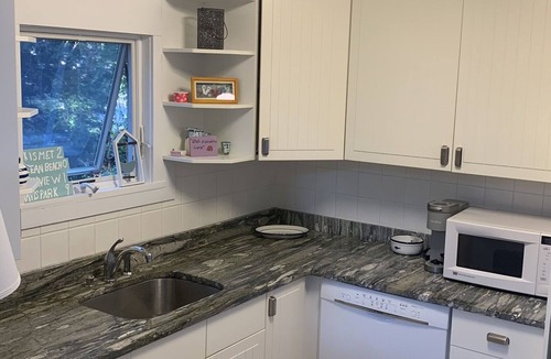 Ocean Beach House | 5 Houses from beach- AC in every room! Hot tub/outdoor shower