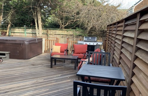 Ocean Beach House | 5 Houses from beach- AC in every room! Hot tub/outdoor shower