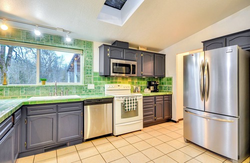 Cornelius House | 5 Mi to Forest Grove: Historic Farmland Escape