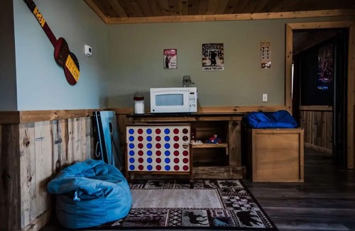Foxfire Estates Cabin | 5 Min to Downtown-Hot Tub-Theater Room-Game Room w/Pool Table-Pets-Sleeps 12
