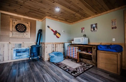 Foxfire Estates Cabin | 5 Min to Downtown-Hot Tub-Theater Room-Game Room w/Pool Table-Pets-Sleeps 12