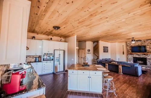 Foxfire Estates Cabin | 5 Min to Downtown-Hot Tub-Theater Room-Game Room w/Pool Table-Pets-Sleeps 12