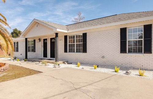 Ono Island House | 5 minutes to beaches! Quiet and clean home, pet friendly, with huge back yard!
