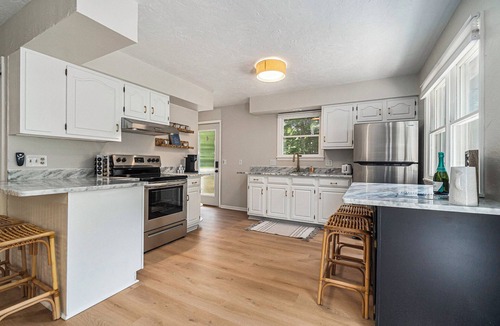 Grawn House | 5 Star Duck Lake Escape, Dock, Game Room + Kayaks, Close to Traverse City