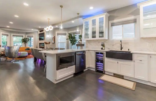 Chicago House | 5 Star Epicurean Experience with Hip, Modern, Gazebo with BBQ Grill & Sleeps 16