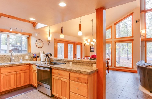 Sunriver Cabin | 5BR+Loft,5BA,3 King|Close to Village|SHARC Pool|Hot tub|A/C|WiFi|Bikes|EV Chrg