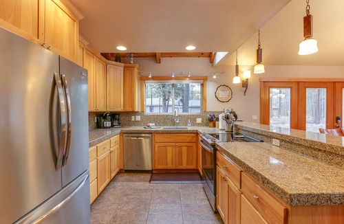 Sunriver Cabin | 5BR+Loft,5BA,3 King|Close to Village|SHARC Pool|Hot tub|A/C|WiFi|Bikes|EV Chrg