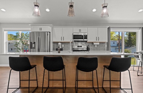 Green Bay House | 6-Bed Arcade Home with Hot Tub