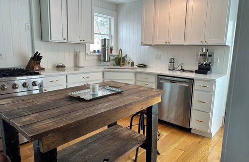 Bluffton House | 6 Bedroom Historic Home 5 min walk to Beach!