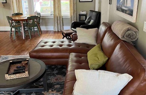 Bluffton House | 6 Bedroom Historic Home 5 min walk to Beach!