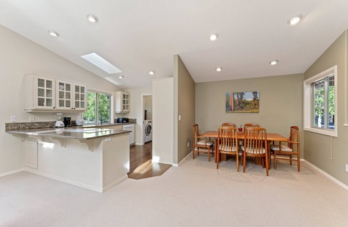 Deer Park House | 6 Dutchman - Light, Bright, Lovely, Enclosed Deck, Hot Tub, SHARC