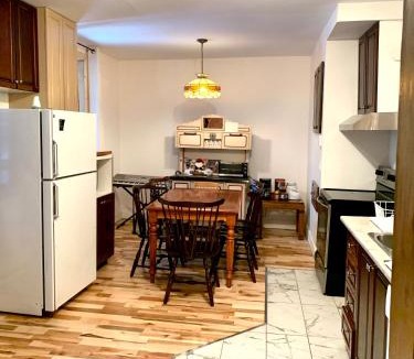 Centre-Ville Apartment | 6 guests, King, Queen & Double, Free parking, QC