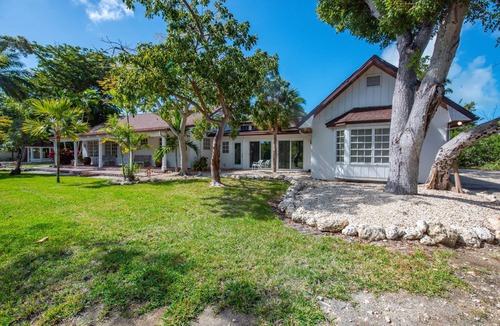 Sugarloaf Key Villa | 6BR Villa + Bungalow | Pool & Tiki | 30 Min to KW