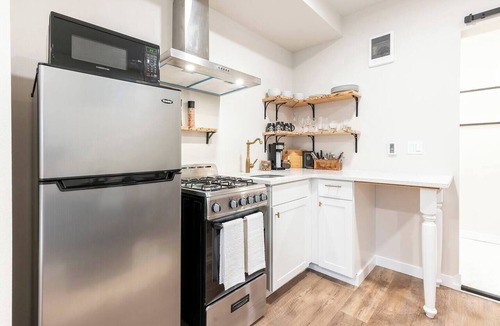 Central Tacoma Apartment | 6th Ave district studio Quiet + Prkng