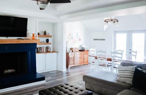 Williamstown House | 7 Min to Ark! - Fire Pit - Sleeps 11