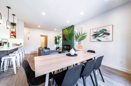 West Edmonton House | 9BDRM Chic Luxury Retreat - Hot Tub - AC - BBQ - Sleeps 23