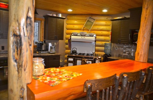 Jarvie House | A beautiful lakefront cabin!