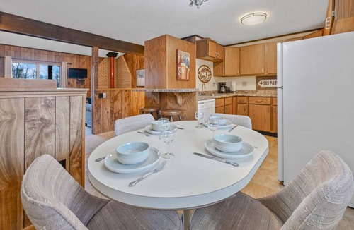 Bessemer Condo | A Comfortable Trailside Condo Along the Flintlock Trail with A Shared Outdoor
