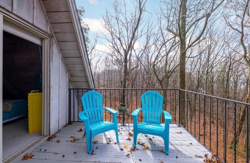 Mentone Apartment | A-Frame with VIEWS - Walk to Downtown and Park - Pets OK
