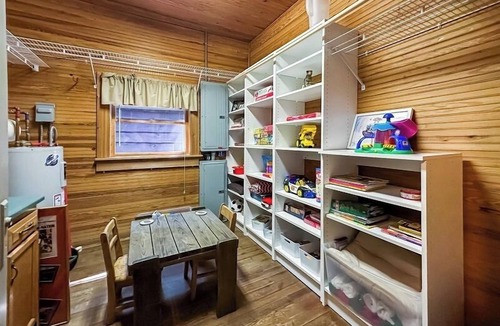 Highlands Cabin | A Gator on the Gate. A Mountain on the Horizon | Montevideo